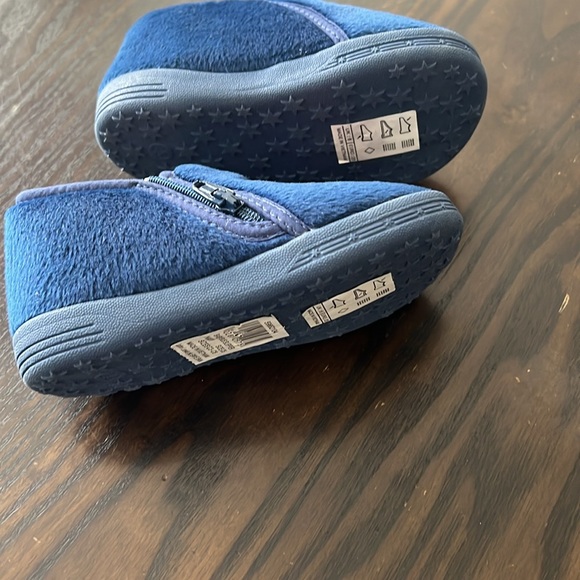 Boys indoor warm lined shoes size 6 ( 12 months to 2 year age range) - Picture 3 of 5